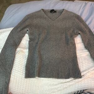 Chic V-Neck Ribbed Sweater in Gray